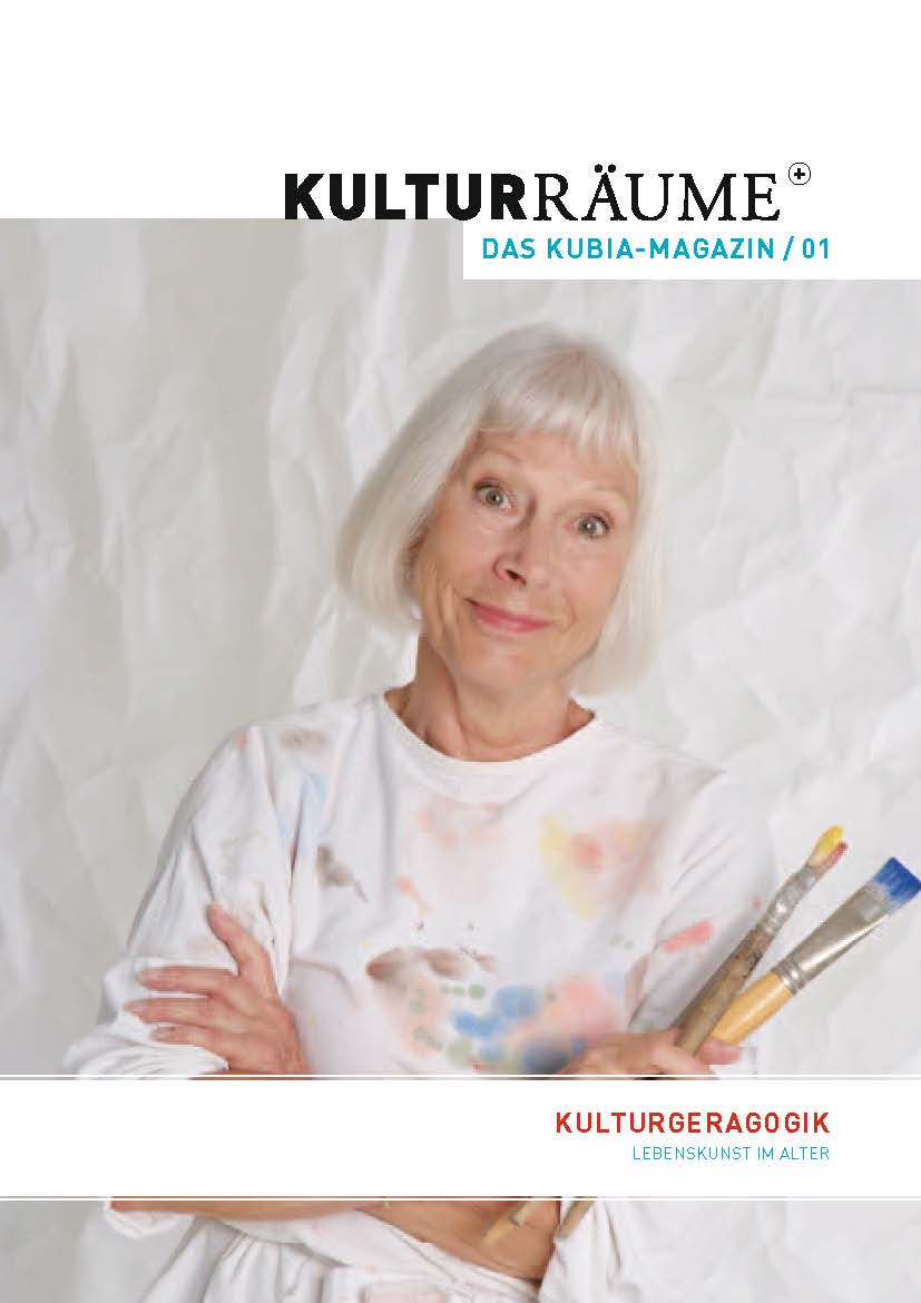 Cover der Kulturräume+ 1/2011. Foto von Bettina Flitner. Ältere Dame in einem weißen Malerkittel mit Farbflecken und Pinseln in der Hand