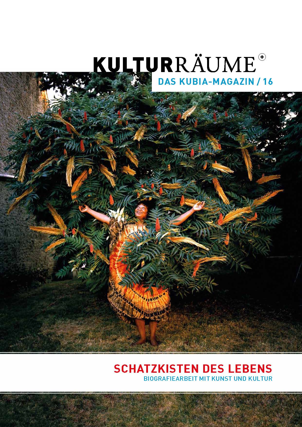 Cover der Kulturräume+ 16/2019. Foto von Nicolas Henry aus dem Projekt "Cabanes des nos grandparents": Schwarze Frau steht mit erhobenen Armen in gebatiktem Sonnenkleid unter einem afrikanischen Baum mit orangegelben Blütenständen.