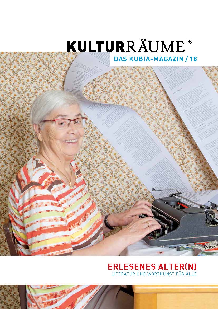 Cover Kulturräume+ 18/2020. Foto von den Selfiegrafen Iris Wolf und Jörg Meier für das Projekt "Lebensbilder". Ältere Dame mit Brille sitzt lächelnd an mechanischer Schreibmaschine vor Blümchentapete. Aus der Walze schlängeln sich auf Endlospapier getippte Texte.