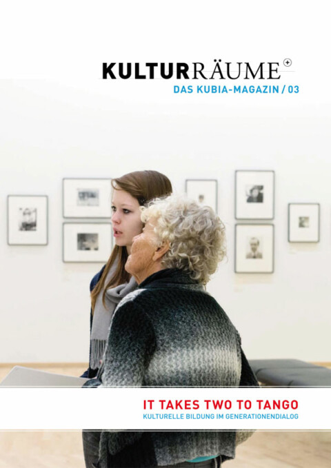 Cover der Kulturräume 3/2012. Foto von Janet Sinica. Eine junge und eine alte Frau bei der gemeinsamen Bildbetrachtung in der Fotografischen Sammlung der SK Stiftung Köln