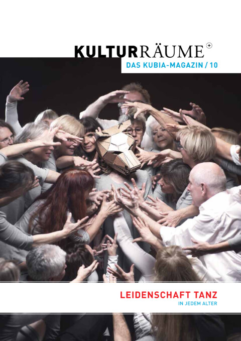 Cover Kulturräume+ 10/2016. Foto von Stephan Haeger der Produktion "Zerberus oder was wurde eigentlich aus Eurydike?" des Solinger Tanztheaters 55+ "Meine Zeit - ein Raubtier". Ältere Tänzer*innen in grauen Trikots umringen eine Frau, die eine Wolfsmaske aus Pappkarton trägt.