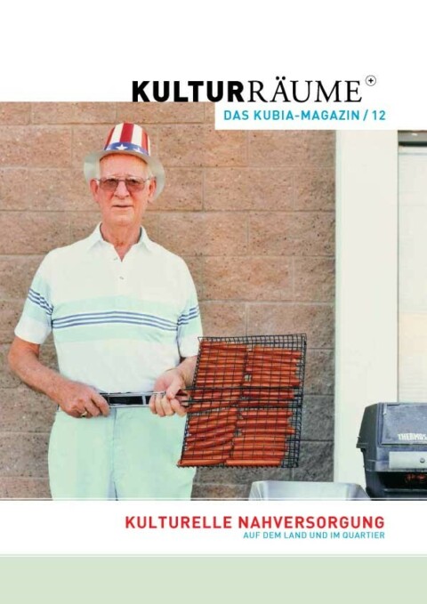 Cover Kulturräume+ 12/2017. Foto von Peter Granser aus dem Buch "Sun City". Älterer Herr mit Amerika-Zylinder und Grillrost mit Würstchen in der Hand vor Backsteinmauer.