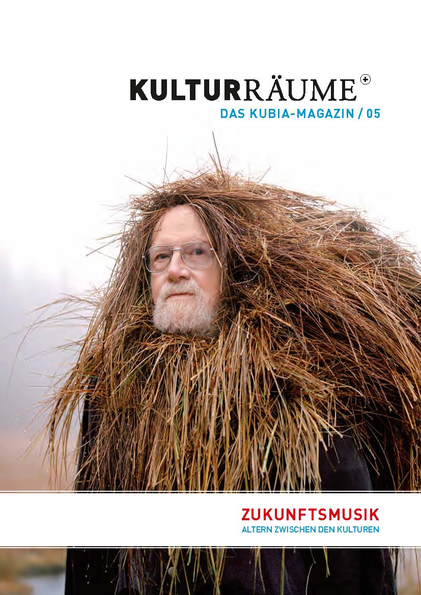 Cover Kulturräume+ 5/2013. Foto von Riitta Ikonen und Karoline Hjorth aus der Serie Eyes as big as plates. Alter Mann mit Brille und Haaren und Bart aus Gras und Moos in Landschaft