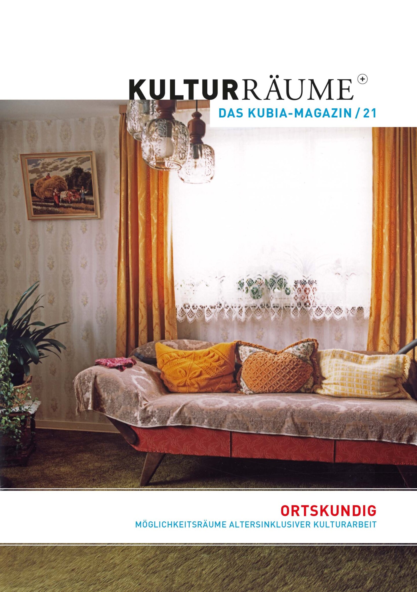 Cover Kulturräume+ 21/2021. Foto "Scheller, 1991" von Martin Rosswog aus der Serie "Bergische und Oberbergische Interieurs". Innenansicht eines Wohnzimmers mit rotem Canapée, Brokatkissen, Topfpflanzen, Landschaftsgemälde mit Heukarren.