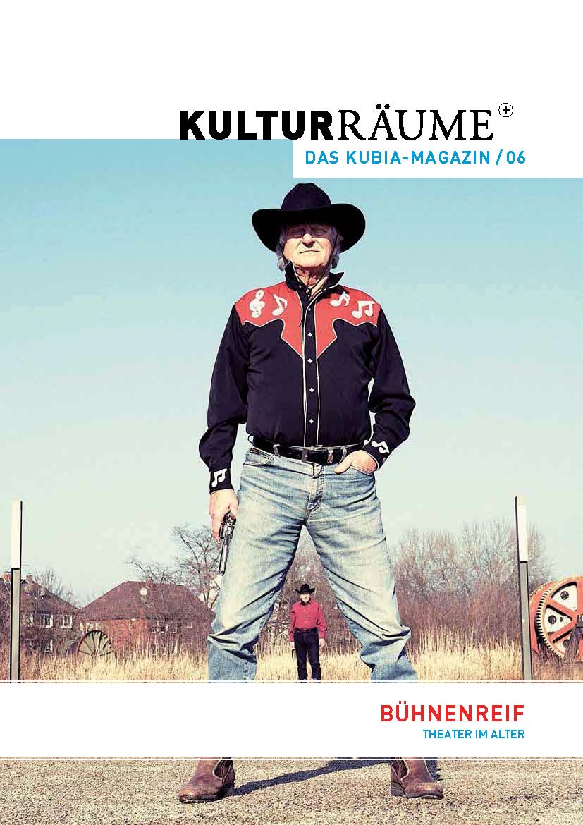 Cover Kulturräume+ 6/2014. Foto Lisa Meinen für WildWest. 2. Seniorentheatertreffen NRW. Zwei alte Männer in Cowboy-Kluft und mit Colt in der Hand auf Zechengelände