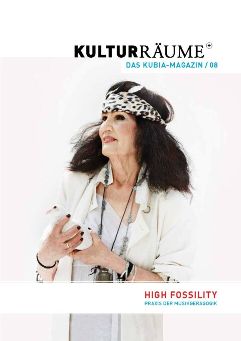 Cover Kulturräume+ 8/2015. Foto von Esther Haase für Kalenderprojekt von Jahnke Pflege Berlin. Ältere Dame als Patti Smith mit weißem Hemd, Stirnband und weißer Taube in den Händen