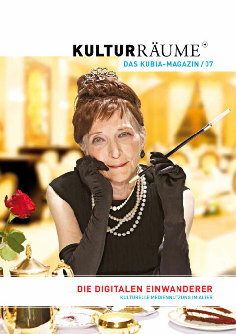 Cover der Kulturräume+ 7/2014. Foto von Andreas und Andrea Werntges für Kalenderprojekt der Contilia GmbH. Ältere Dame als Audrey Hepburn in "Frühstück für Tiffany" mit schwarzem Oberteil und langen Handschuhen, Perlenketten und Zigarettenspitze