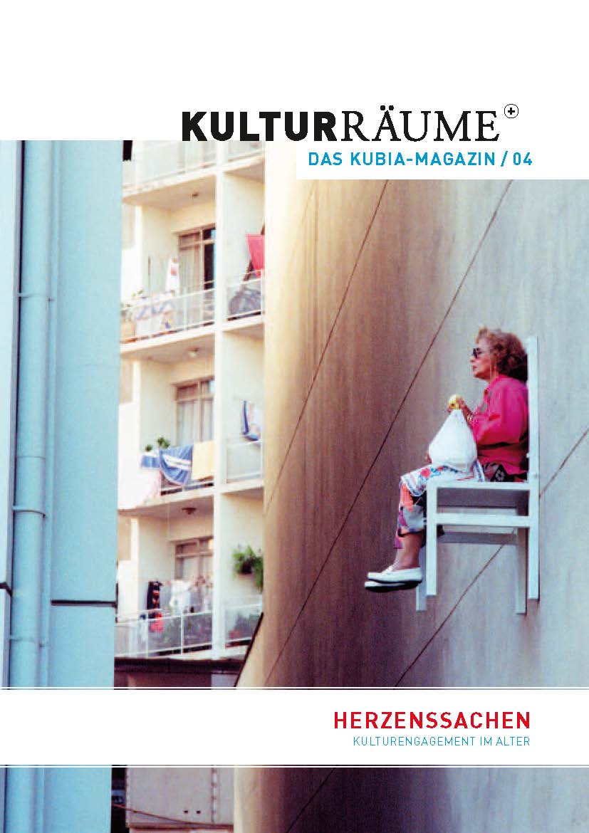 Cover von Kulturräume+ 04/2013. Foto von Roland Kaiser aus der Produktion x-mal Mensch Stuhl. Ältere Dame sitzt auf einem weißen Stuhl an einer Hochhausfassade in Londrina, Brasilien und hält eine Frucht in der Hand