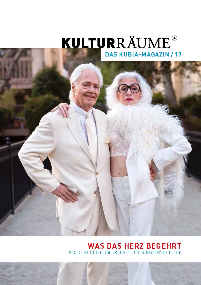 Cover Kulturräume 17/2019. Foto von Ari Seth Cohen für seinen Blog "Advanced Style". Stylishes, ganz in weiß gekleidetes älteres, weißhaariges Paar, die Dame bauchfrei und mit Federboa, in herausfordernder Pose.