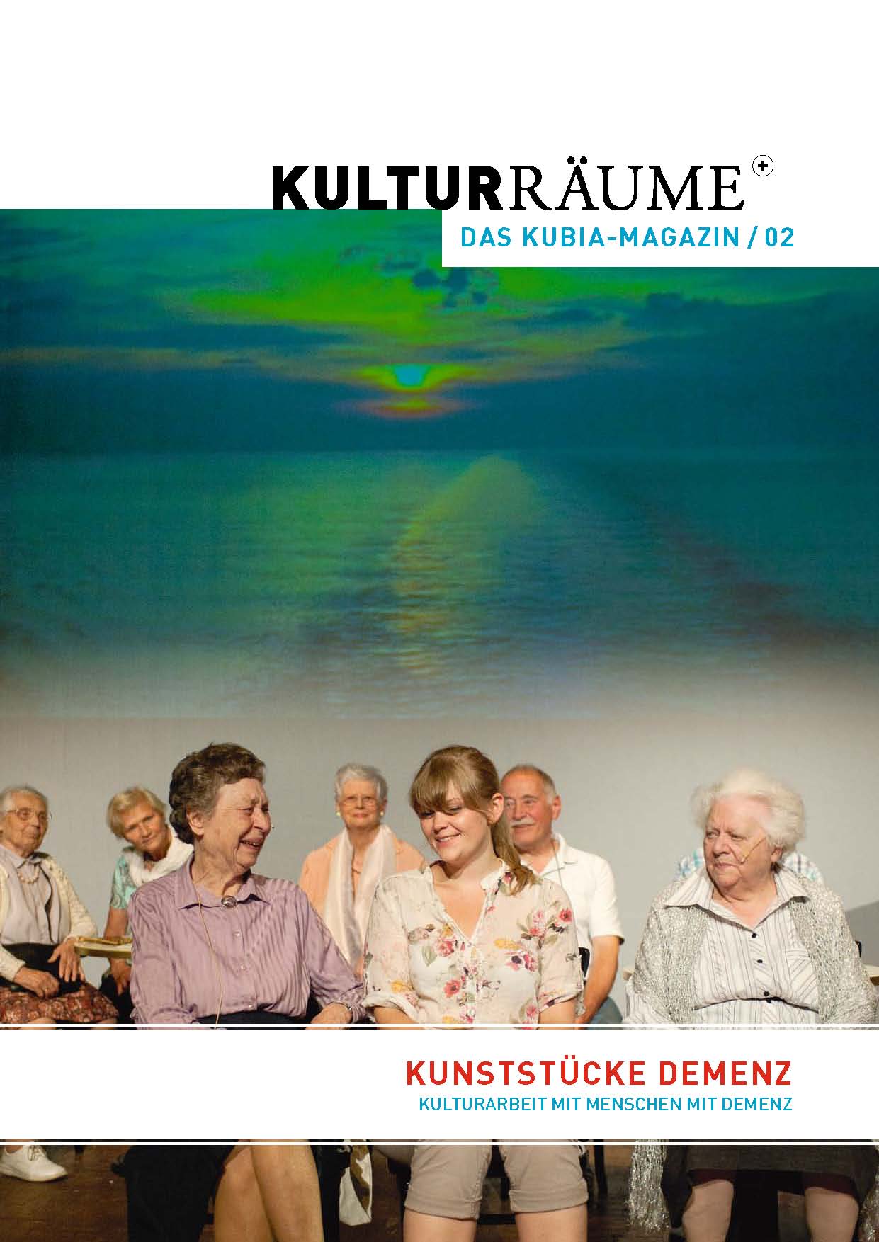 Cover Kulturräume+ 2/2012. Foto von Judith Schlosser aus der Theaterproduktion "Die schöne Zeit geht wieder daheim". Menschen mit Demenz als Passagiere eines Kreuzfahrtschiffs vor Meer mit Sonnenuntergang.