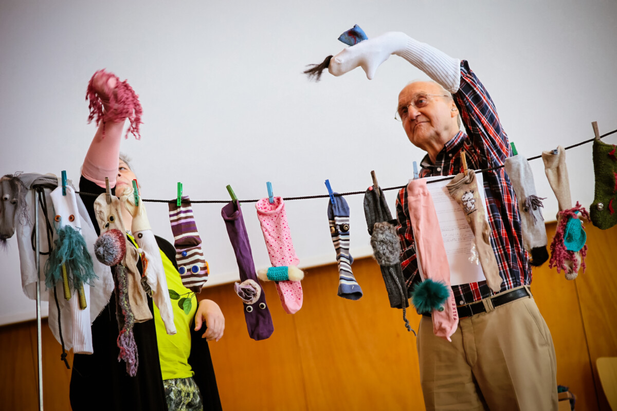 Das Düsseldorfer Sockentheater spielt für Kinder beim Aktionstag Kultur & Alter 2014.