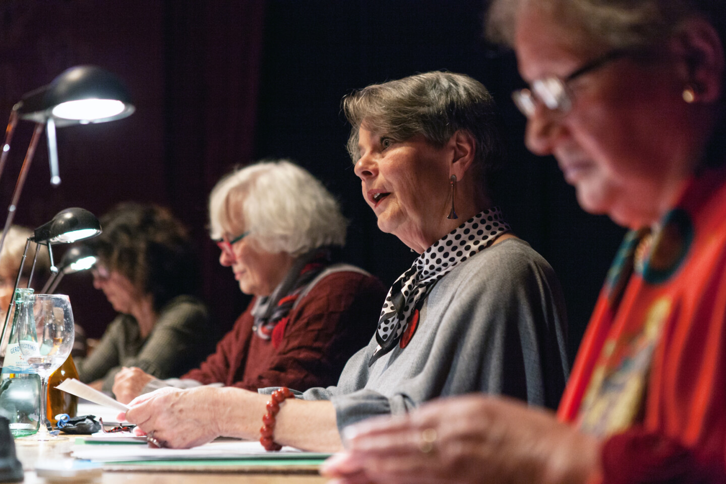 Ältere Mitglieder des Leseensembles Die Bucheckern am Consol Theater Gelsenkirchen in Aktion