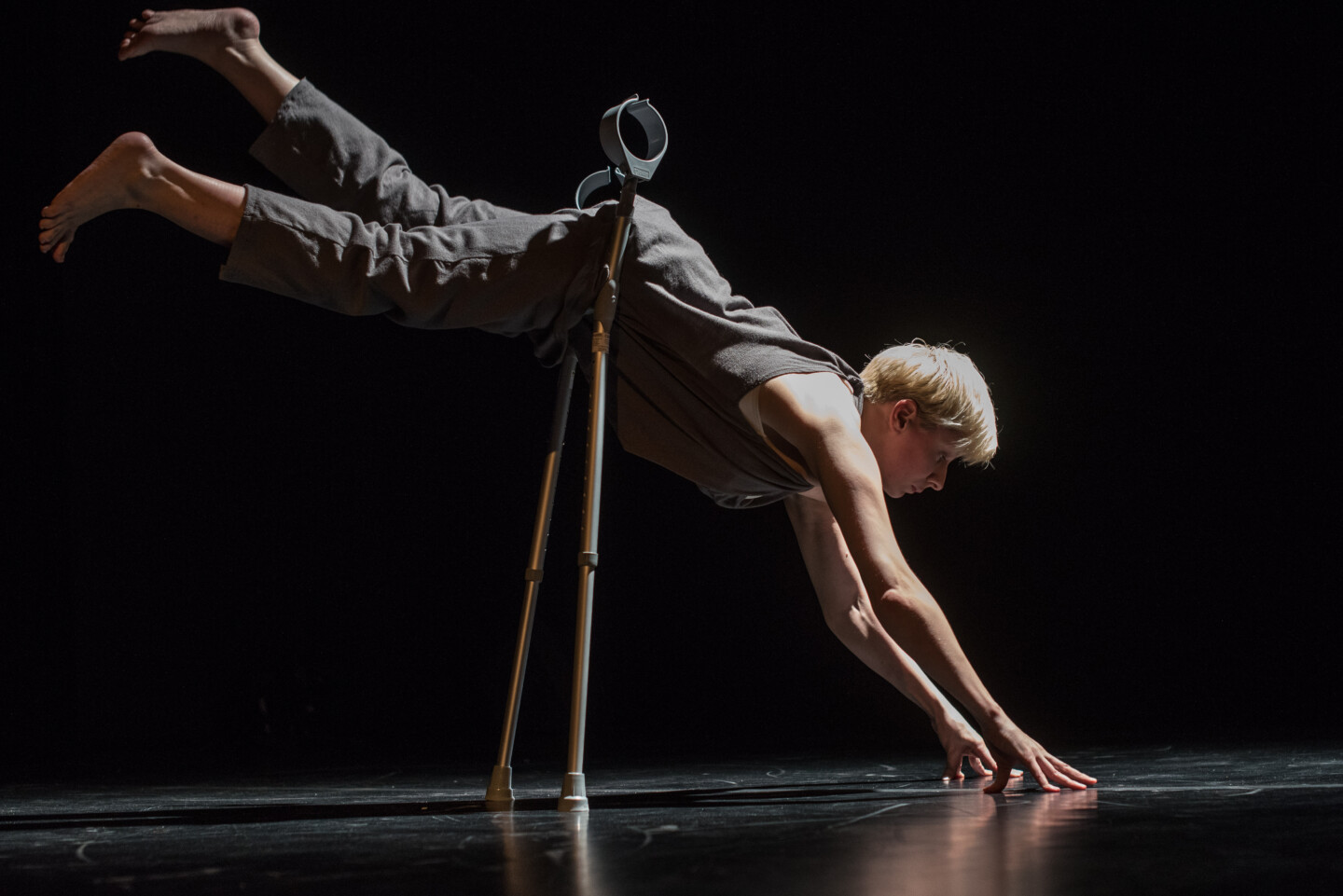 Die Künstlerin Claire Cunningham tanzt auf Krücken