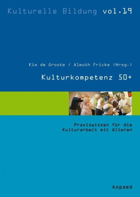Cover des Handbuchs Kulturkompetenz 50+. Ein blauer und grüner Umschlag mit Fotos aus der Kulturarbeit mit Älteren