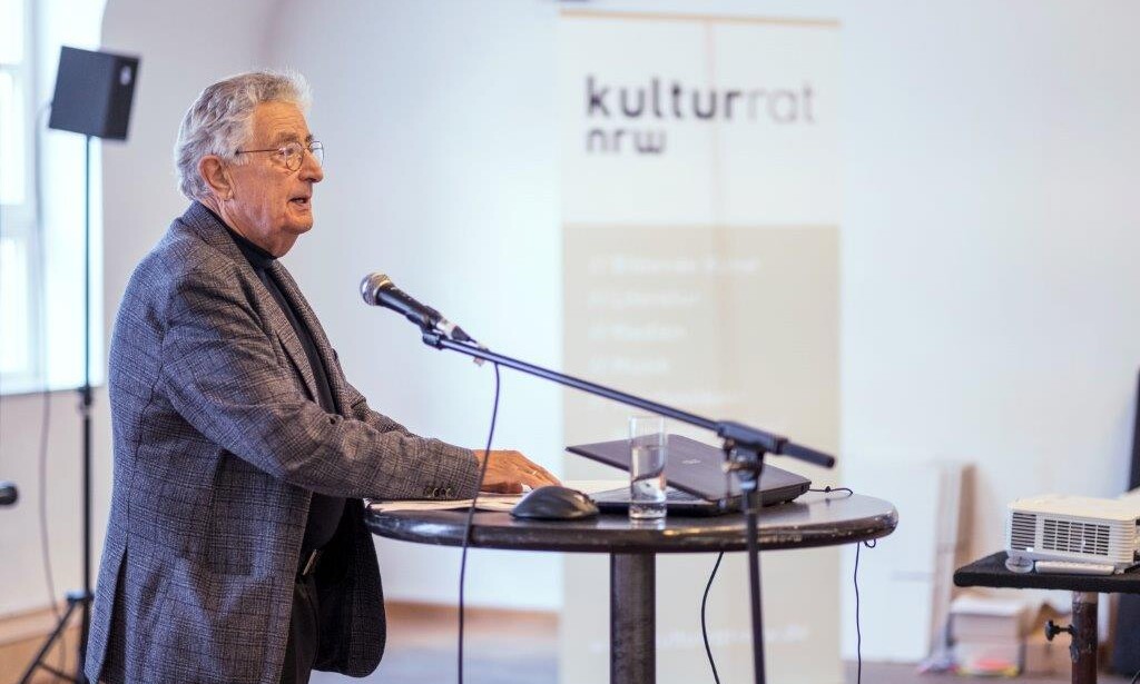 Gerhart Baum spricht bei einer Veranstaltung des Kulturrats NRW