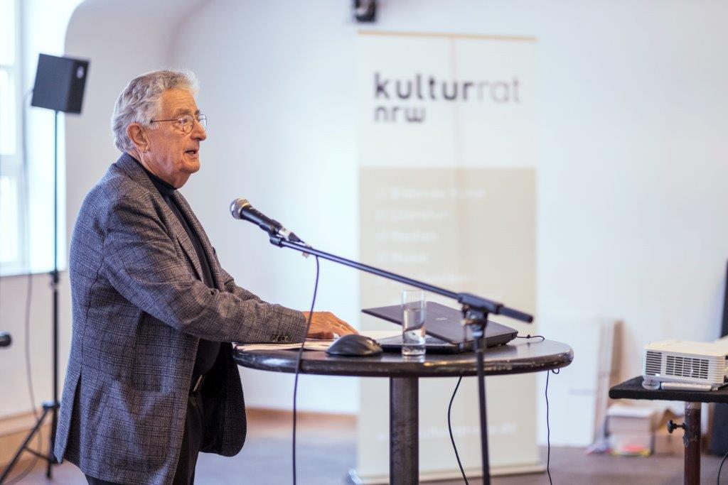 Gerhart Baum spricht bei einer Veranstaltung des Kulturrats NRW