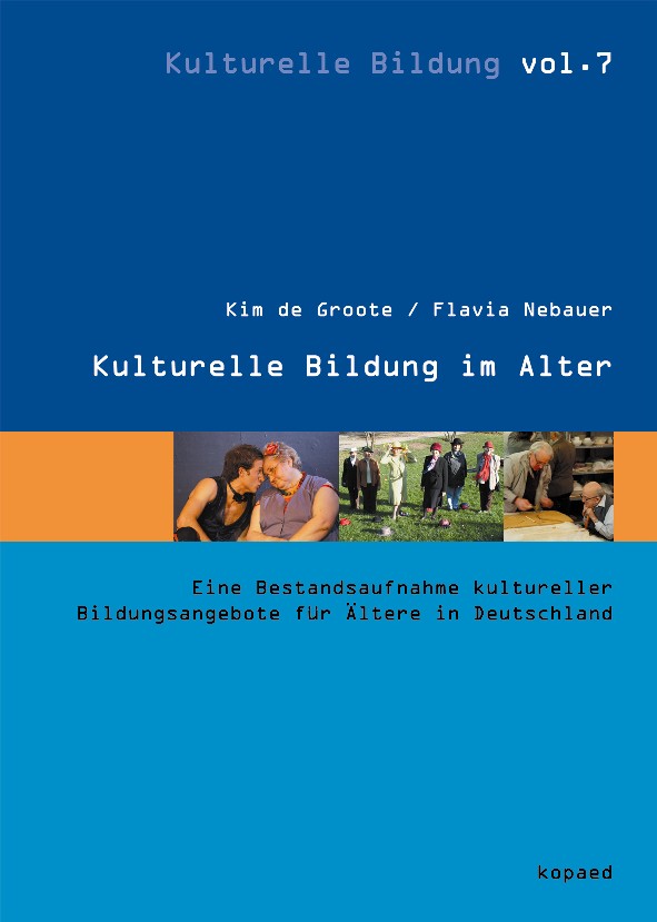 Blau-orangefarbenes Buchcover mit Fotos von Altenkulturprojekten