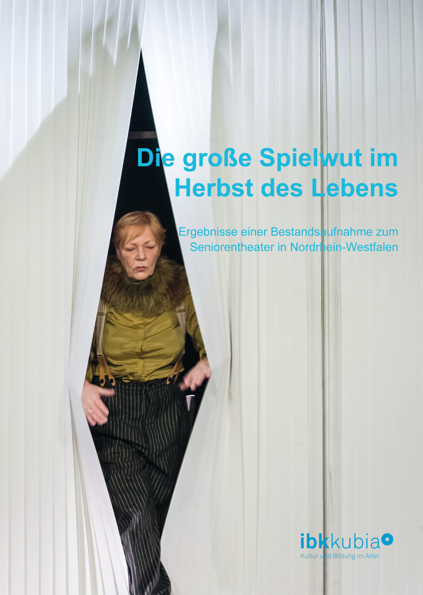 Cover der Studie Die große Spielwut im Herbst des Lebens, Foto von Ältere Frau tritt durch einen Vorhang