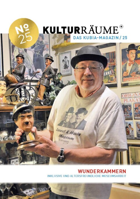 Das Magaszincover zeigt ein Foto eines älteren Mannes, der ein Laurel-und-Hardy-T-Shirt mit der Beschriftung "Laurel & Hardy Museum Solingen" und eine Melone im Stil des Komiker-Duos trägt. In den Händen hält er eine Statue des Kopfes von Oliver Hardy und im Hintergrund sind weitere Figuren, Poster usw. von Laurel und Hardy zu sehen.