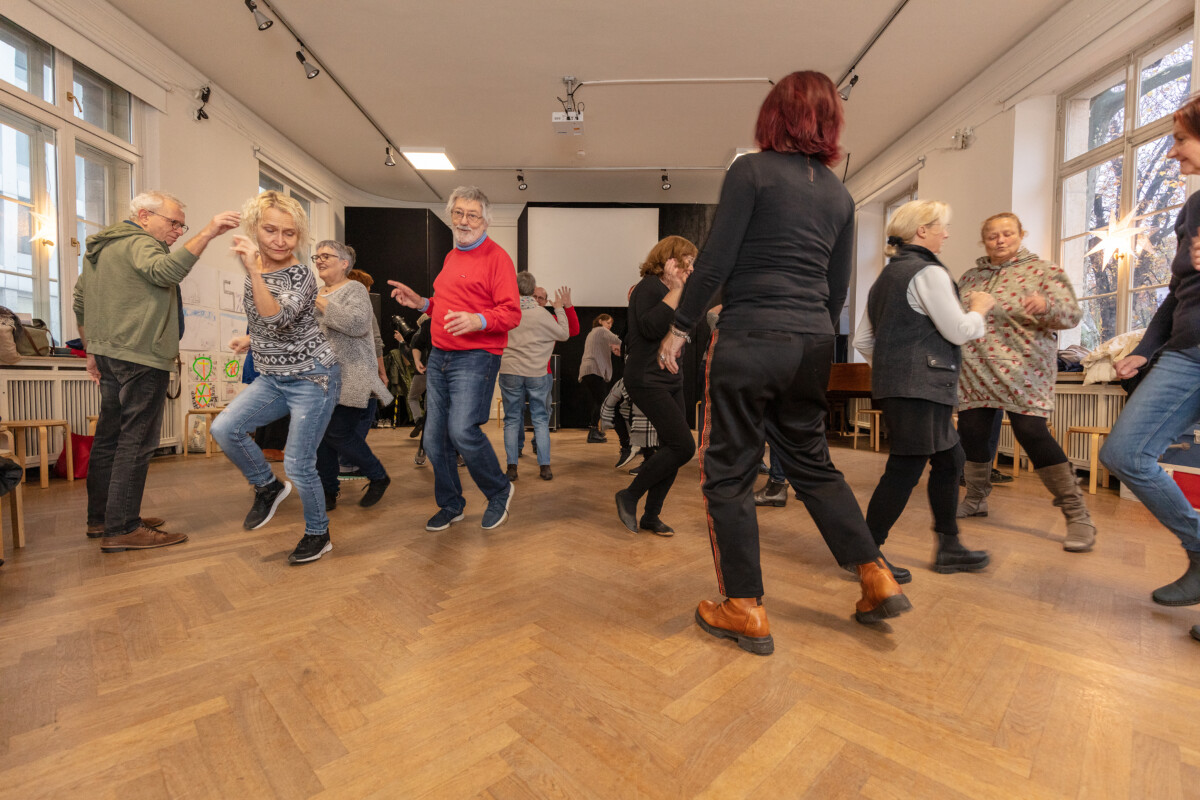 Eine Gruppe von tanzenden älteren Menschen