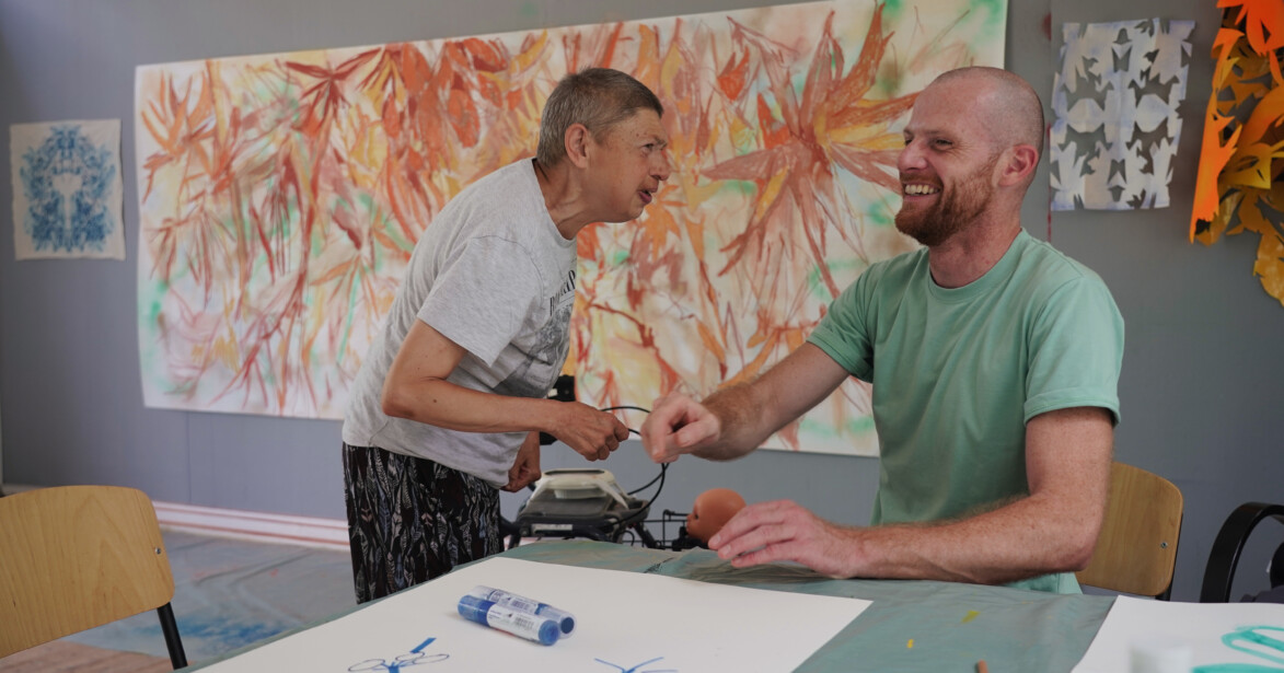 Künstler Sebastian Bartel im Atelier mit Bewohnerin Rita Ruppenthal