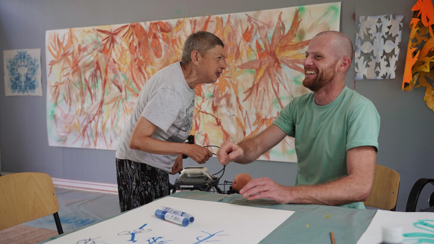 Künstler Sebastian Bartel im Atelier mit Bewohnerin Rita Ruppenthal