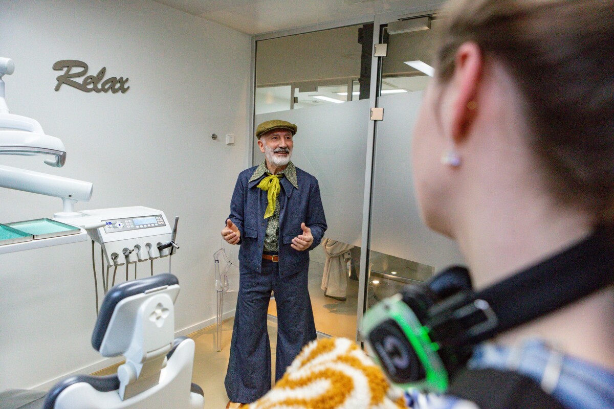 Ein älterer Mann mit Vollbart, in Jeansjacke und -schlaghose und mit einer Schiebermütze auf dem Kopf.