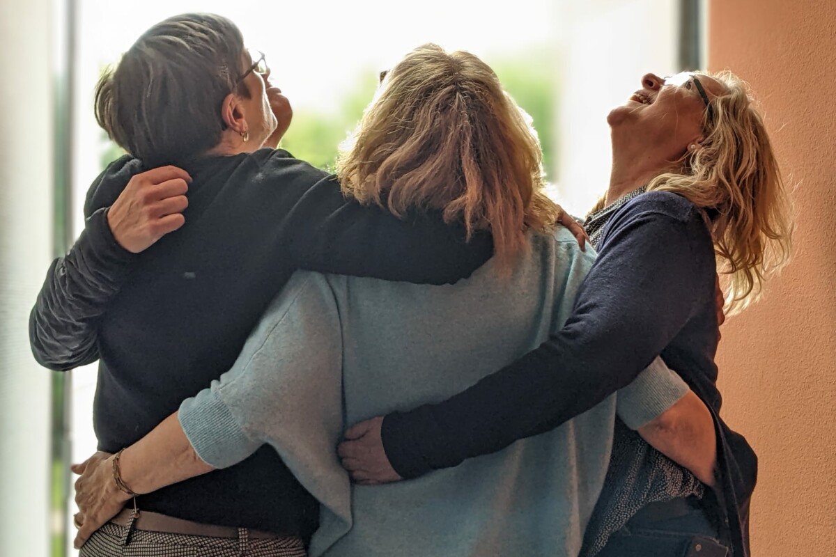 Eine Gruppe von Frauen, die sich umarmen