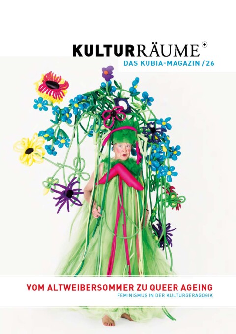 Das Cover des kubia-Magazin-Ausgabe 26 mit einem Foto, das eine ältere Frau zeigt, die ein grünes langes Kleid trägt und von Blumen und Pflanzen umrankt ist, welche aus Textilmaterial gefertigt wurden.