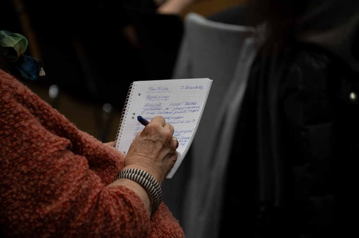 Eine Person, die in ein Notizbuch schreibt