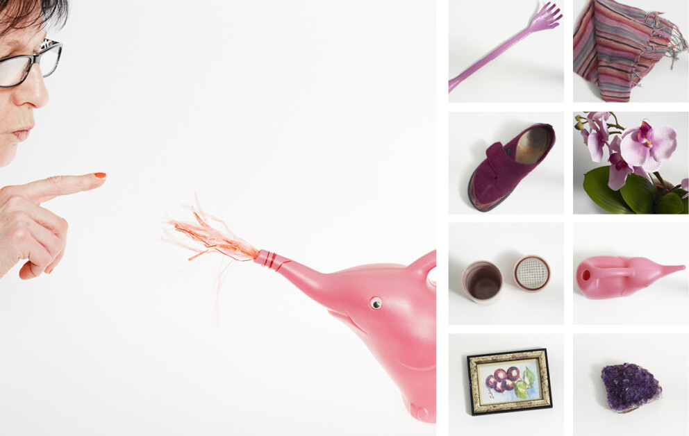 Die Grafik besteht aus einem großen Foto und neun kleinen rechts daneben, bei denen jeweils die Farben Rosa bis Violett dominieren. Das große Bild zeigt eine ältere Frau, die mit ihrem Zeigefinger auf eine rosa Gießkanne in Form eines Elefanten zeigt, aus dessen Rüssel Plastikstreifen ragen, die an spritzendes Wasser erinnern. Auf den kleinen Bildern zu sehen sind: ein lila Handkratzer, eine gestreifte Tasche, ein lila Schuh, eine Orchideenblüte, zwei Tassen, die rosa Gießkanne, ein gerahmtes Bild mit Blumenmotiv und ein Amethyst.