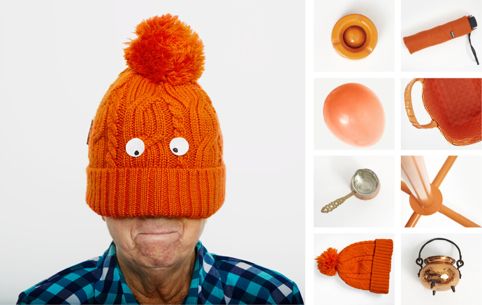 Die Grafik besteht aus einem großen Foto und neun kleinen Bildern rechts daneben, bei denen jeweils die Farben Orange bis Kupfer dominieren. Das große Bild zeigt eine ältere Person, die eine orange gestrickte Mütze mit einem Bommel trägt und bis über die Nase ins Gesicht gezogen hat. Auf den kleinen Bildern sind zu sehen: ein oranger Aschenbecher, ein oranger „Knirps“-Regenschirm, ein oranger Ballon, eine orange Korbtasche, eine Metallkelle, die Kreuzung von Holzstäben, die möglicherweise Teil eines Möbelstücks sind, eine weitere Ansicht der Mütze und ein Kupferkessel.