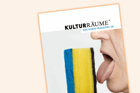 Die Grafik bildet das Cover des kubia-Magazin Kulturräume+ Nr. 28 im Anschnitt ab. Das Titelfoto zeigt eine Person, die ihre Zunge herausstreckt und an einem blau-gelben Spülschwamm zu lecken scheint, welcher ähnlich einem Eis am Stiel auf einem Holzstab steckt.