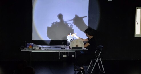 Schattenfiguren werden auf eine Leinwand projiziert