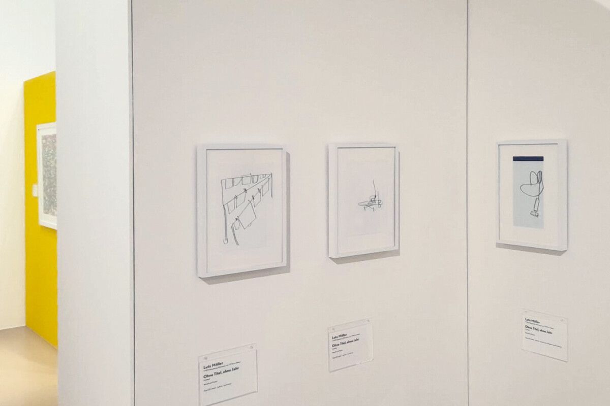 Drei Werke von dem Künstler Lutz Möller sind an einer Wand in einem Museum befestigt.