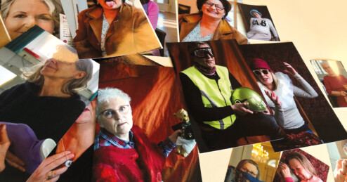 Mehrere Fotoabzüge auf denen Personen abgebildet sind