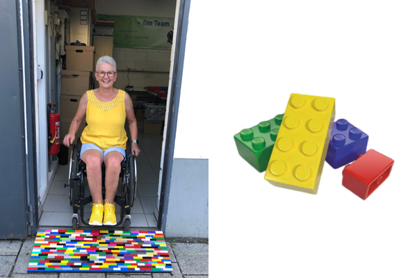 Eine Frau im Rollstuhl sitzt in einem Türrahmen, vor ihr liegt eine Rampe aus bunten Lego-Steinen. Sie lächelt und trägt ein gelbes Oberteil, Jeansshorts und gelbe Schuhe. Neben dem Foto sind mehrere Legosteine in groß abgebildet.