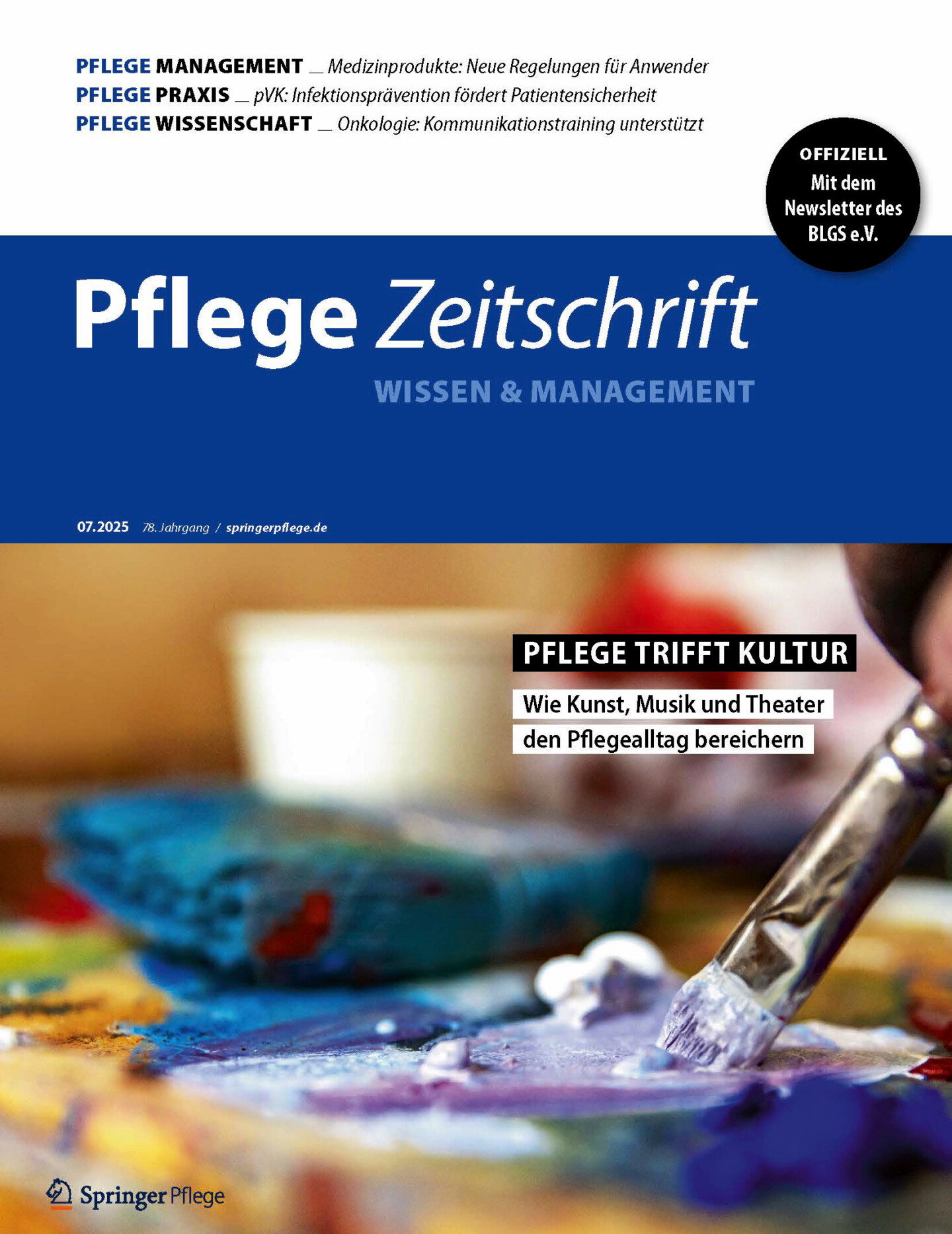Das Cover der PflegeZeitschrift 7/2025 zeigt einen Pinsel beim Malen in Nahaufnahme.