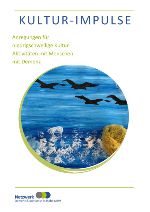 Das Cover der Publikation „KULTUR-IMPULSE. Anregungen für niedrigschwellige Kultur-Aktivitäten mit Menschen mit Demenz.“ zeigt eine künstlerische Darstellung von Vögeln über einem blauen Meer mit Wellen zu sehen. Rechts liegt ein schwammartiger Gegenstand. Links unten ist das Logo „Netzwerk Demenz & Kulturelle Teilhabe NRW“ zu sehen.