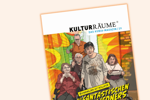 Das Cover der 29. Ausgabe des kubia-Magazins Kulturräume+ zeigt fünf ältere fünf Personen in einem realitätsnahen Comic-Stil, zwei von ihnen sitzen in Rollstühlen. Darunter steht „Superhelden mit Rollator – Die fantastischen Fliedners“ und weiter unter der Magazin-Titel „We care! Sorge und Solidarität in Kunst und Kultur“.
