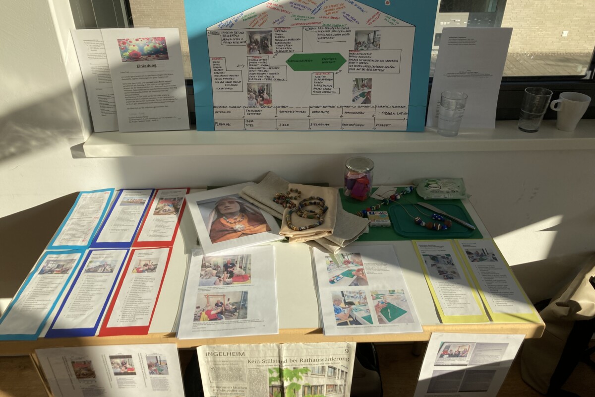 Auf einem Tisch liegen vielfältige Materialien zu dem Konzept und dem Kreativworkshop.