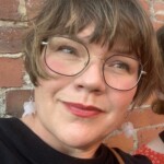 Porträtaufnahme Pilvi Kuitu. Junge Frau mit kurzen Haaren und Brille.