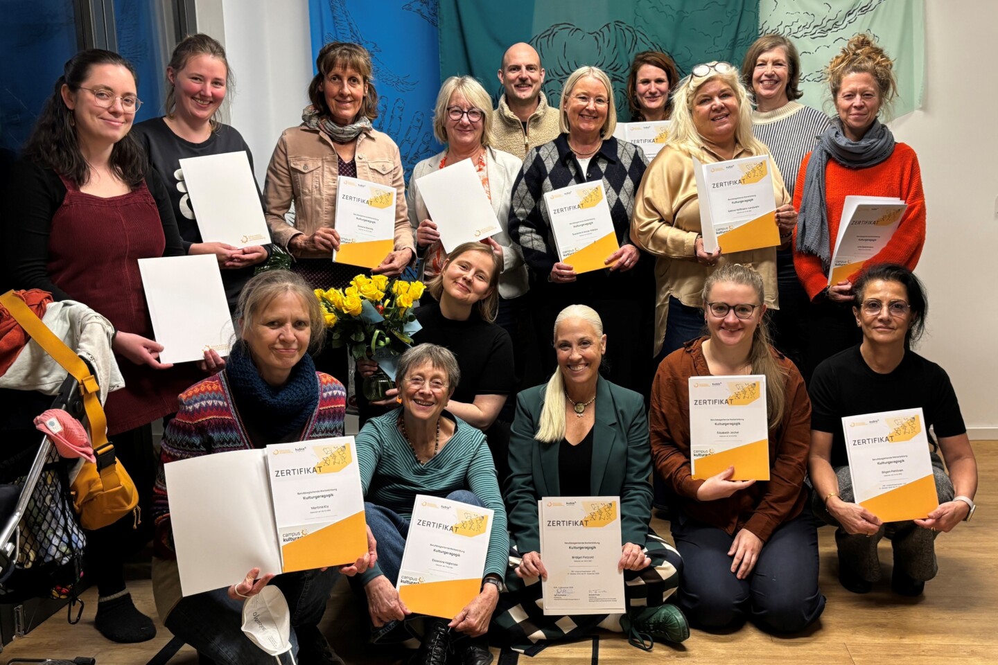 14 Teilnehmerinnen von Kurs 11 der Weiterbildung präsentieren stolz ihre Zertifikate. In der hinteren Reihen stehen die Fachleitungen Jan Hochkamer und Almuth Fricke.