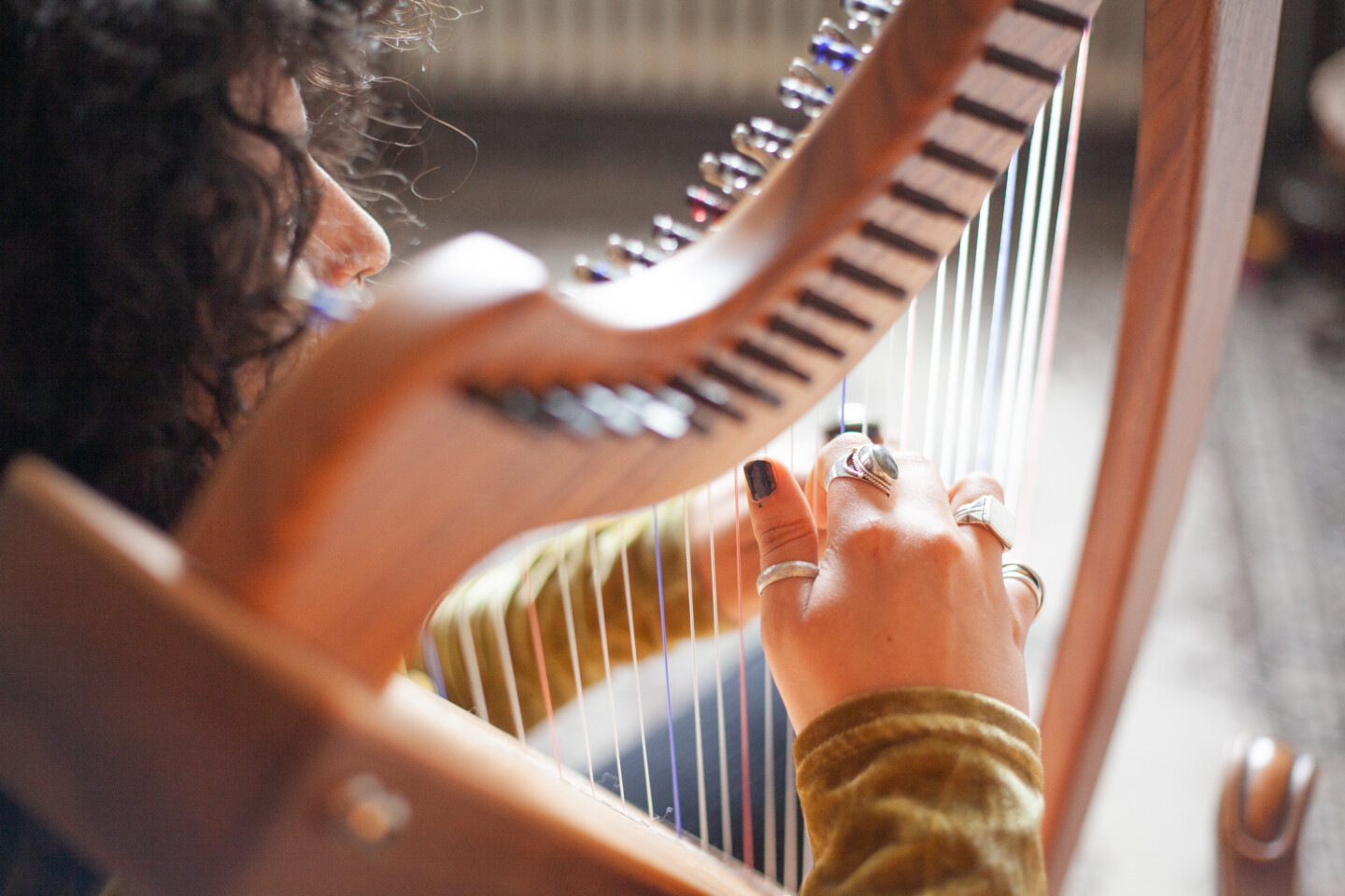 Ein Frau spielt Harfe.