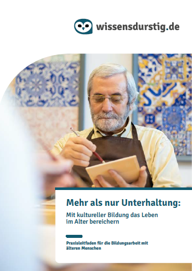 Buchcover mit dem Foto eines älteren Mannes mit brauner Schürze, die eine Kachel bemaqlt. Im Hintergrund sind gemusterte Fliesen zu sehen. Text: „wissensdurstig.de. Mehr als nur Unterhaltung: Mit kultureller Bildung das Leben im Alter bereichern. Praxisleitfaden für die Bildungsarbeit mit älteren Menschen“.