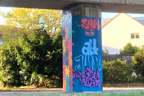 Graffiti an einem Brückenpfeiler aus Beton mit der großfächigen Aufschrift: "alt jung" und etwas kleiner darunter "Oma gegen rechts".