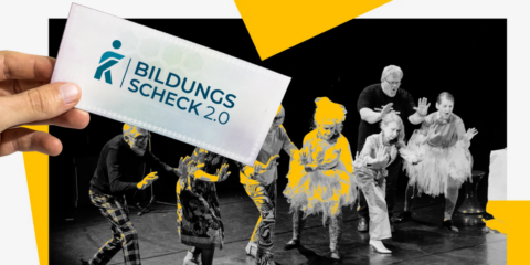 Fotomontage mit älteren Menschen auf einer Bühne und einer Hand die einen Papierstreifen mit der Aufschrift „Bildungsscheck 2.0“ hält.