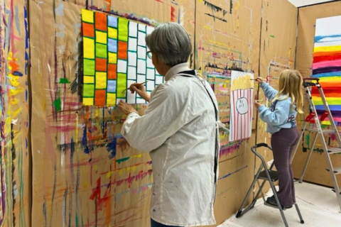 Eine ältere Frau und ein Kind auf einer Leiter im Malort des Soziokulturzentrums Stroetmanns Fabrik in Emsdetten