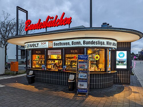 Das wiederaufgebaute Bundesbüdchen ist ein Kiosk im Pavillion-Stil der 1950er Jahre im ehemaligen Bonner Regierungsviertel.