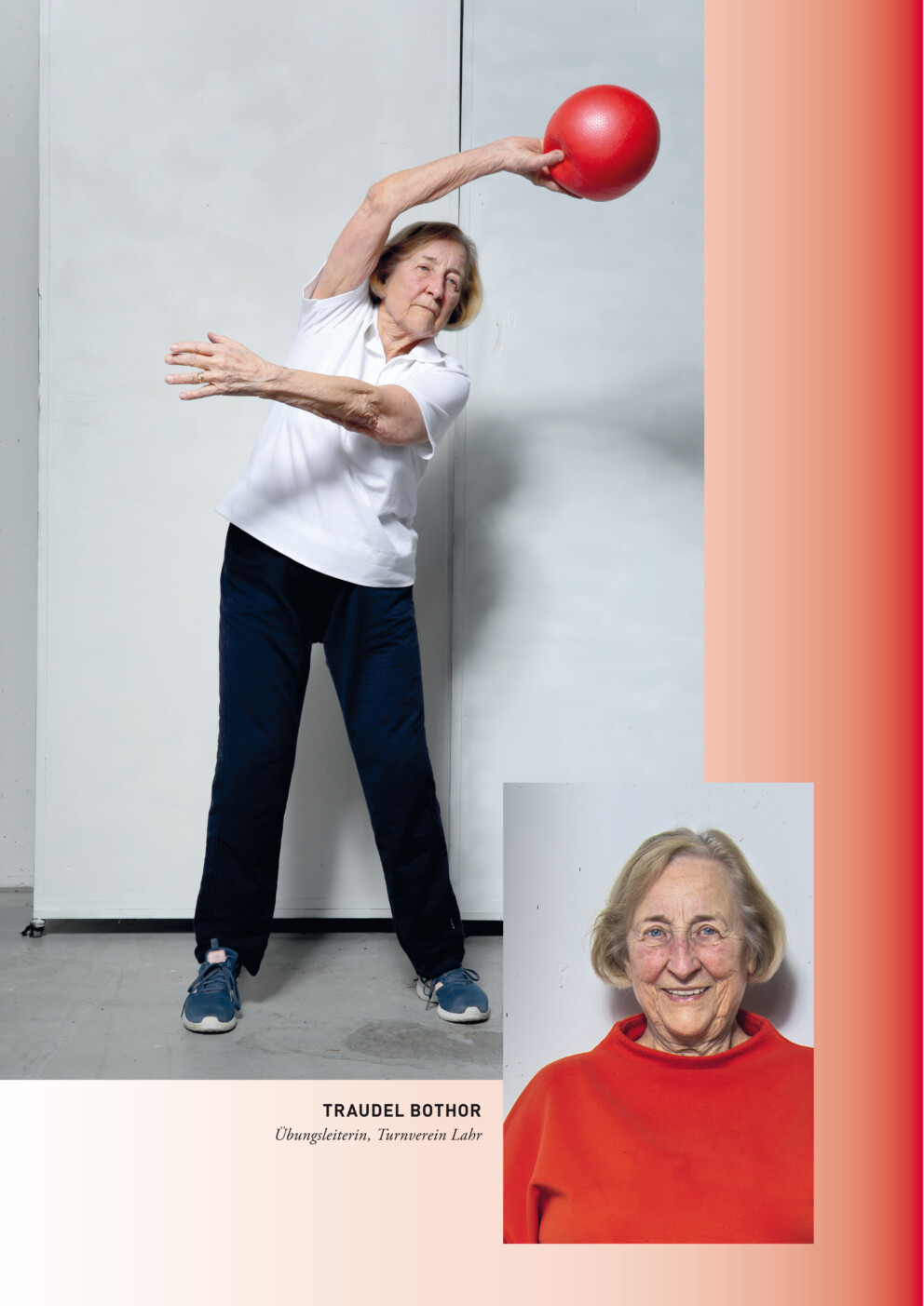 Eine ältere Frau steht mit leicht geöffneten Beinen und leicht seitlich gebeugt. Sie hält einen roten Ball mit einem Arm über dem Kopf, den anderen Arm hält sie ausgestreckt vor dem Oberkörper. Sie trägt ein weißes Polohemd, eine dunkle Hose und Sportschuhe. Unten rechts zeigt ein Porträtfoto dieselbe Frau lächelnd. Daneben steht: „Traudel Bothor, Übungsleiterin, Turnverein Lahr“.